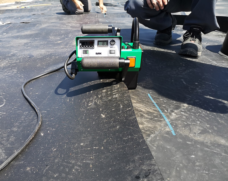 袖珍型土工膜焊接機ProtOn Wedge施工中